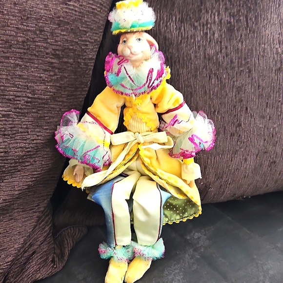 Wayne Kleski "Elegant Rabbit" Yellow Velvet & Satin Bendable Posable Legs - Picture 1 of 9